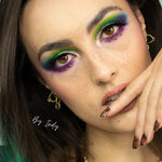 La palette de fards à paupières Escape by Indy se compose de six ombres à paupières mates et trois fards duochromes. Riches en pigments la palette de fard à paupières Escape est très appréciée. Escape est reconnue pour ses fards duochromes ultra pailletés.