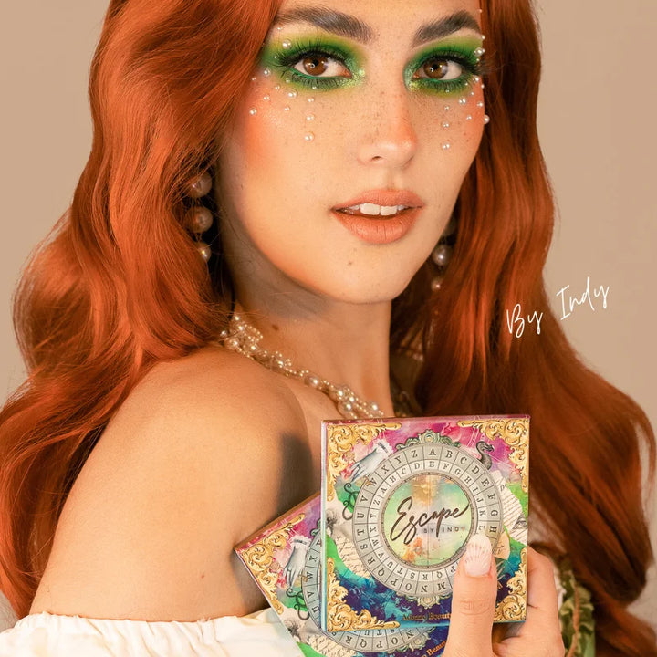 La palette de fards à paupières Escape by Indy se compose de six ombres à paupières mates et trois fards duochromes. Riches en pigments la palette de fard à paupières Escape est très appréciée. Escape est reconnue pour ses fards duochromes ultra pailletés.