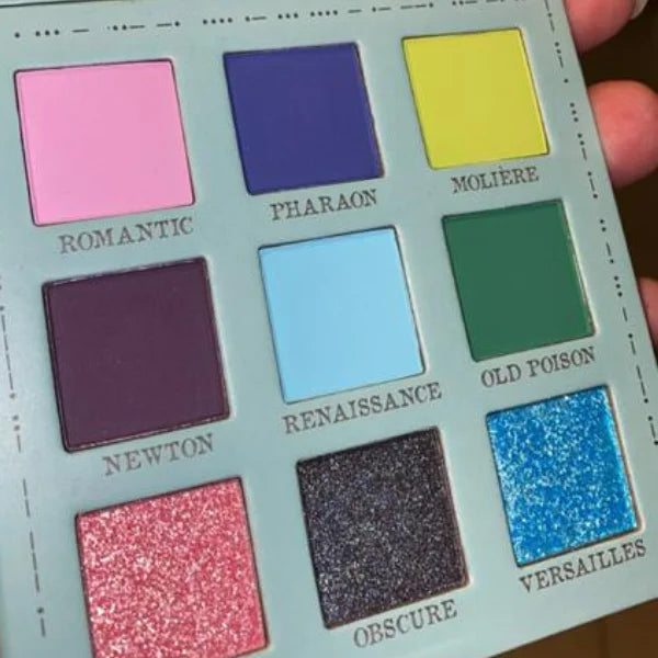 La palette de fards à paupières Escape by Indy se compose de six ombres à paupières mates et trois fards duochromes. Riches en pigments la palette de fard à paupières Escape est très appréciée. Escape est reconnue pour ses fards duochromes ultra pailletés.