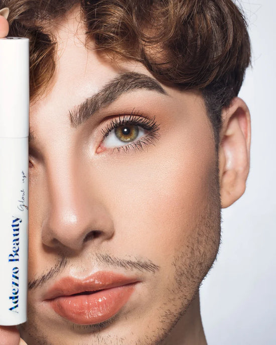 Le mascara Glow Up est un mascara enrichi en huile de ricin aux propriétés nourrissantes. Glow up est apprécié pour sa facilité d’application, son effet volume sans paquets, la longueur qu’il apporte aux cils et sa noirceur d’une grande intensité.