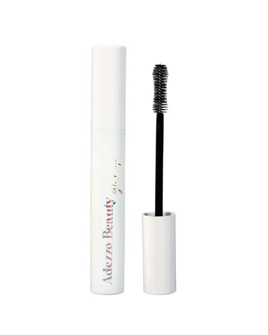 Le mascara Glow Up est un mascara enrichi en huile de ricin aux propriétés nourrissantes. Glow up est apprécié pour sa facilité d’application, son effet volume sans paquets, la longueur qu’il apporte aux cils et sa noirceur d’une grande intensité.