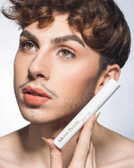 Le mascara Glow Up est un mascara enrichi en huile de ricin aux propriétés nourrissantes. Glow up est apprécié pour sa facilité d’application, son effet volume sans paquets, la longueur qu’il apporte aux cils et sa noirceur d’une grande intensité.